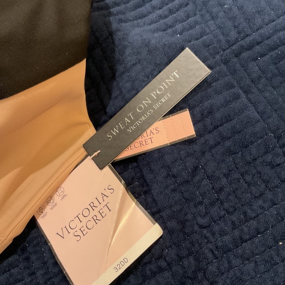 Bnwt 32DD sports bra - Picture 2 of 4